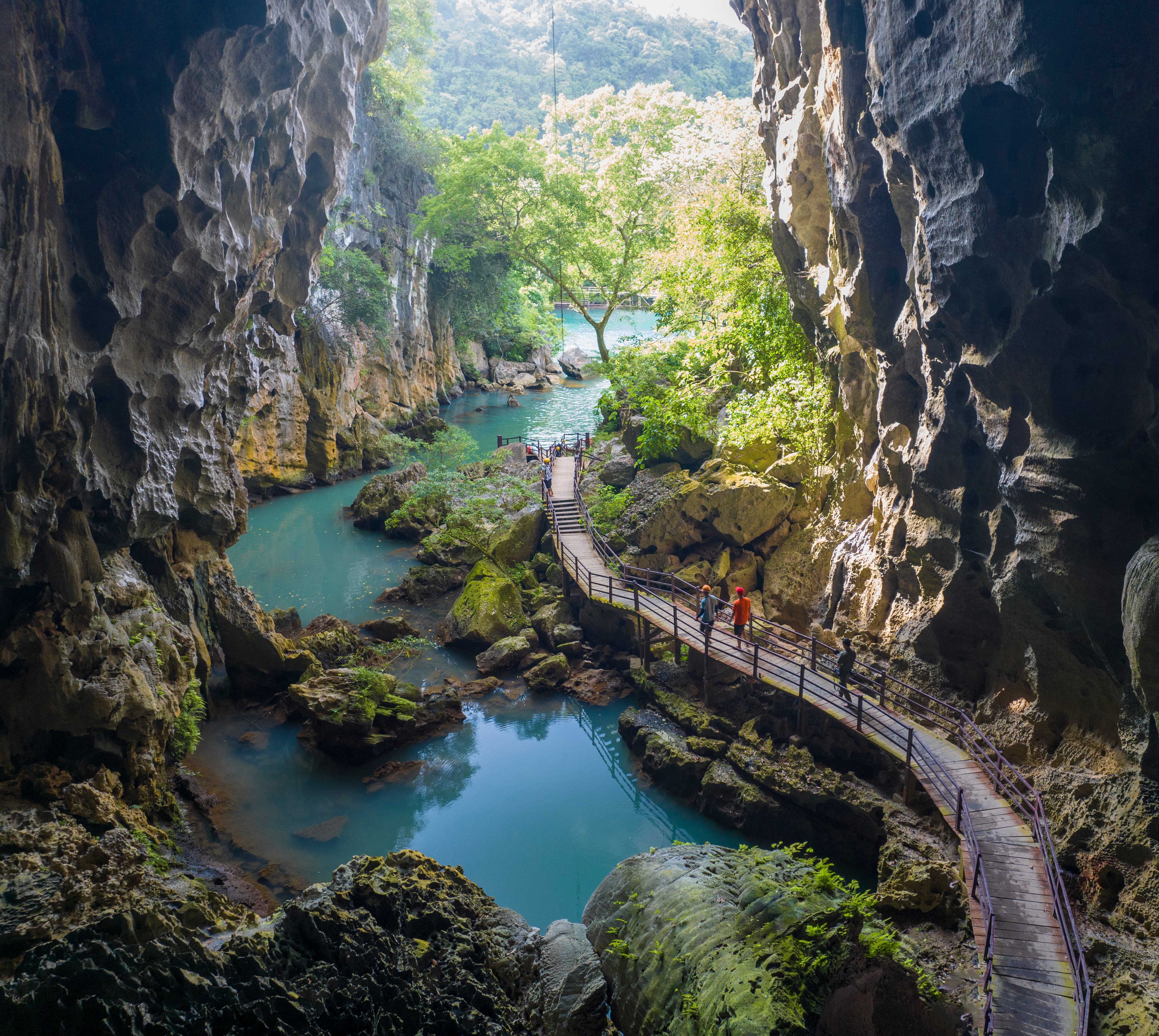 Động Phong Nha với dòng nước xanh và lối đi bằng gỗ giữa những vách đá karst