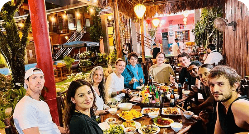 Du khách thưởng thức ẩm thực tại Phong Nha - Kẻ Bàng