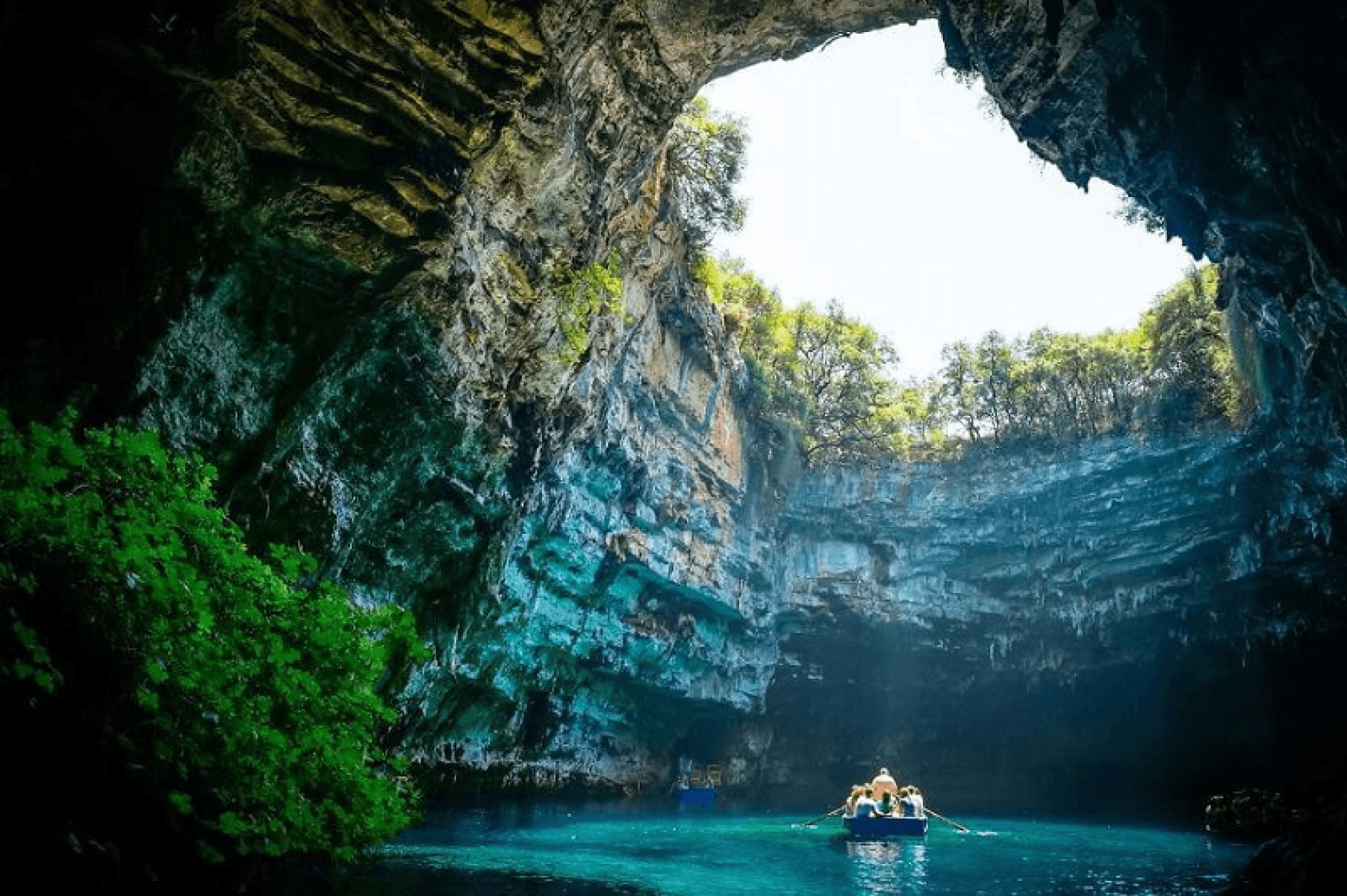Cửa hang và dòng nước trong vùng Phong Nha