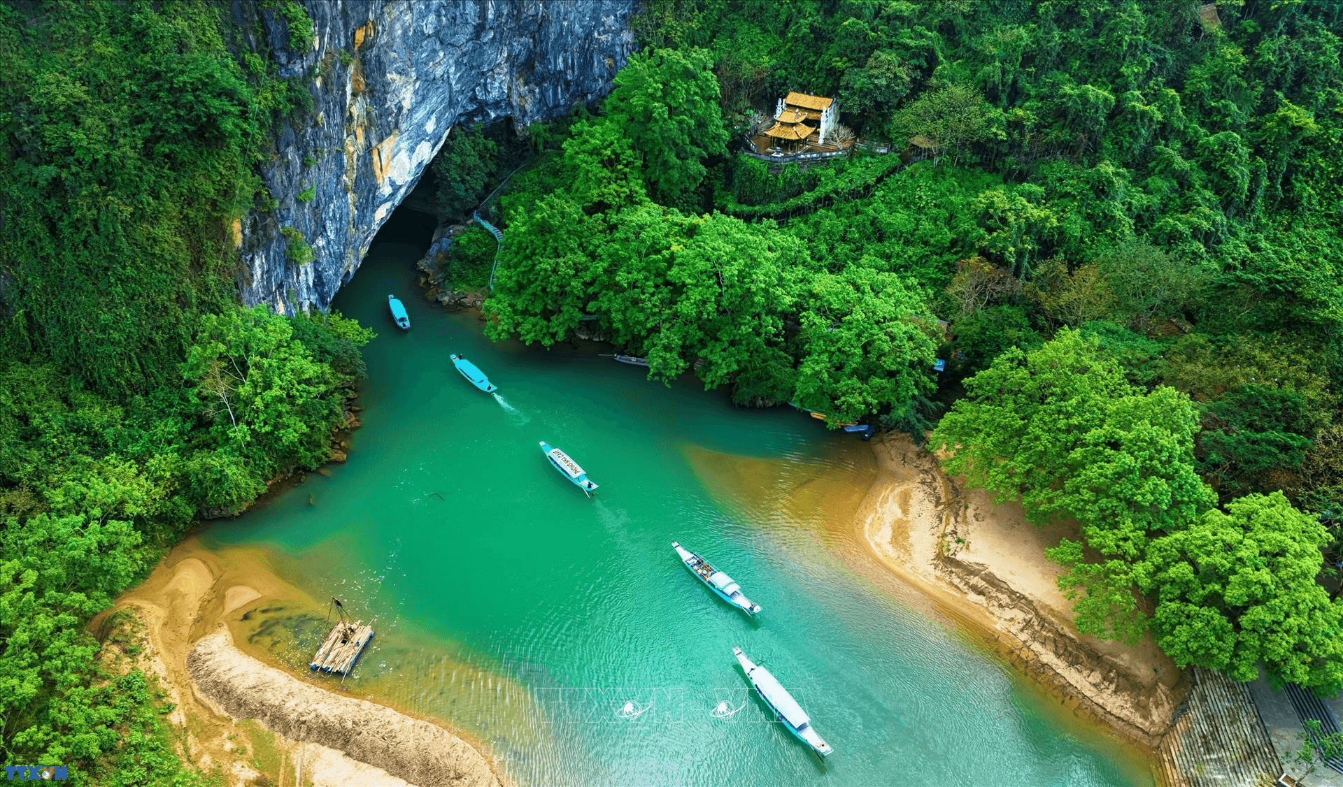 Làn nước xanh tại khu du lịch Phong Nha